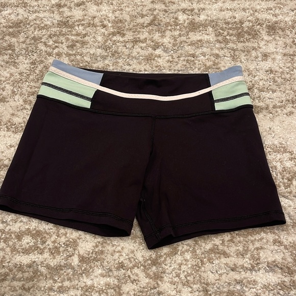 Lululemon RARE Reverse Groove Short (Regular) size 8 - Picture 5 of 7